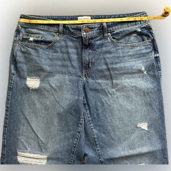 Lane Bryant Mid-Rise Signature Fit Relaxed Straight Leg Jeans - Picture 3 of 7